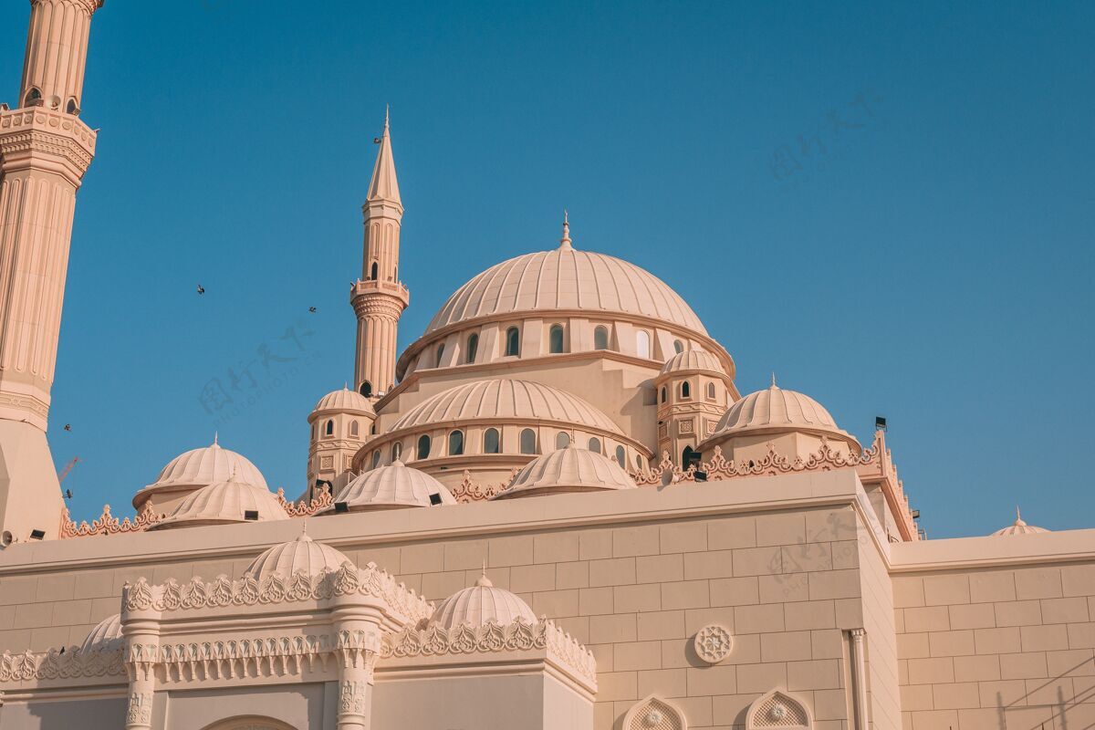 外部阿联酋的Almaghfirah清真寺 其圆顶和塔楼在晴朗的天空下墙屋顶纪念碑