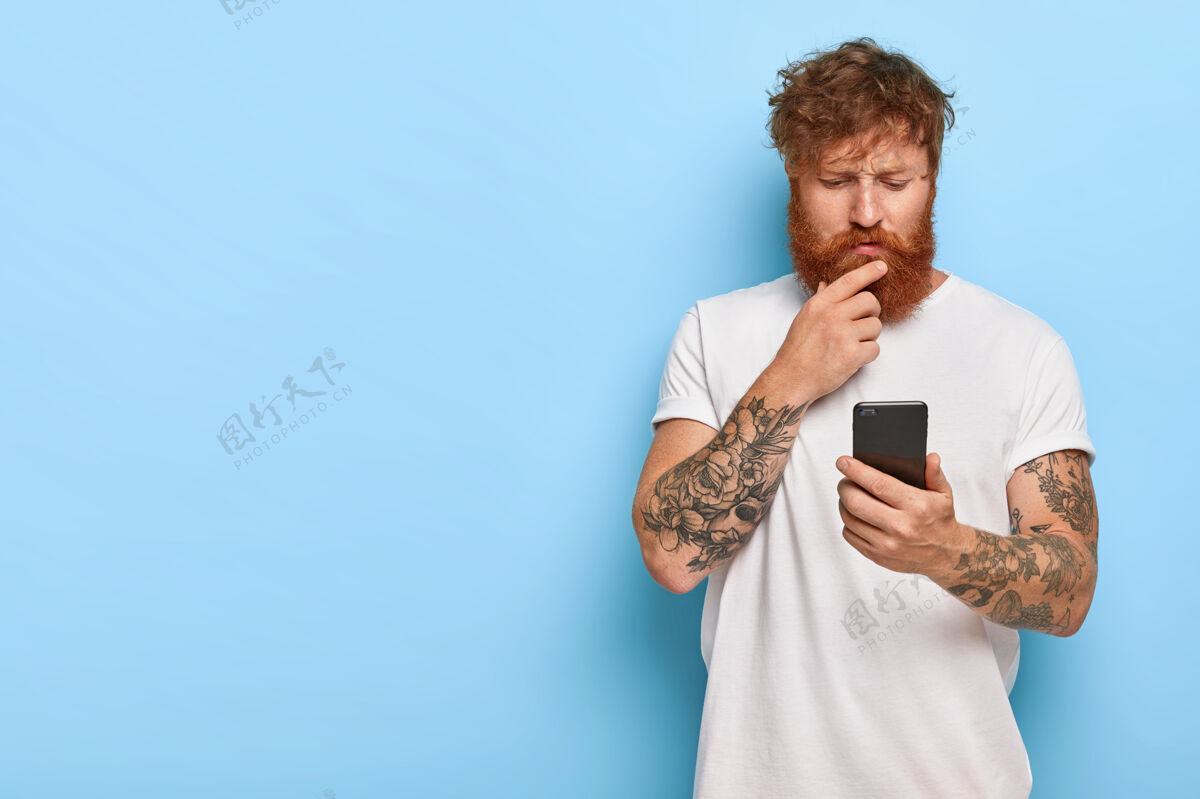 卷发严肃的大胡子男人聚精会神地看着屏幕 在线阅读新闻 更新软件姜上瘾现代