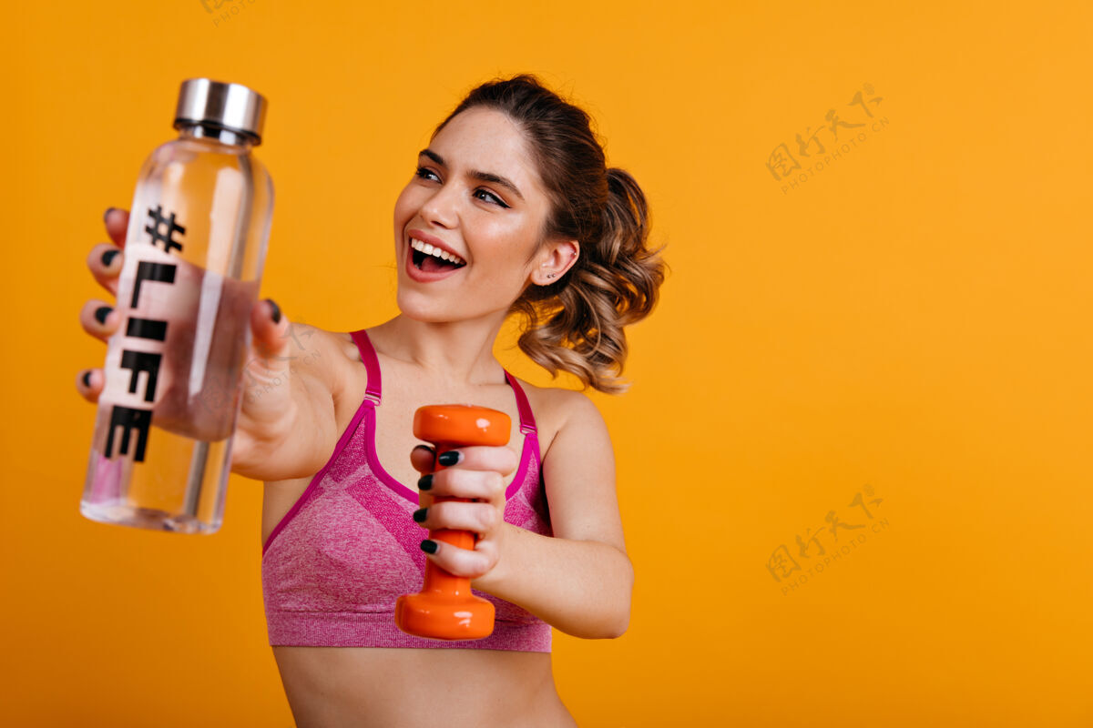 杠铃惊艳女士一边喝水一边训练肌肉运动装女性