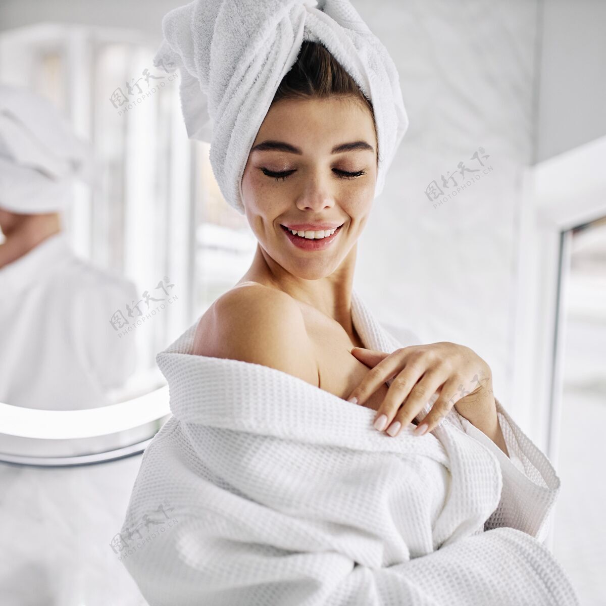 美丽一个穿着浴衣 头上戴着毛巾的年轻女人年轻女人自然