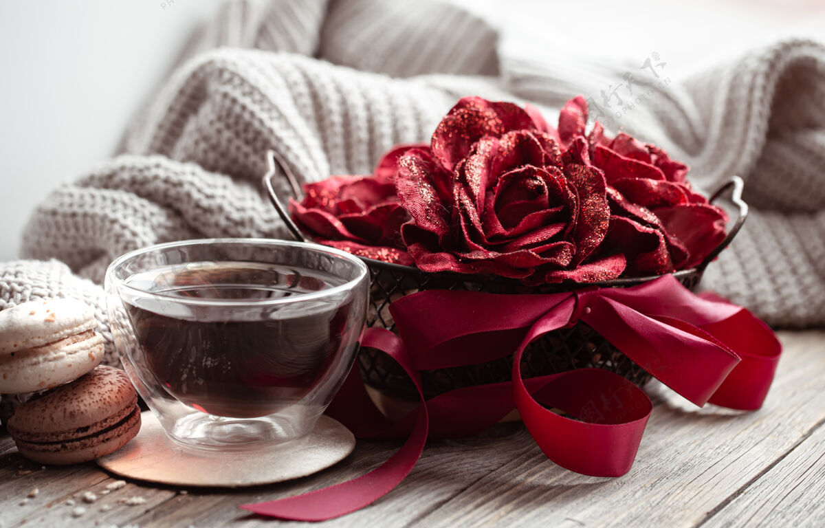 花温馨的家庭构成爱是情人节与装饰元素和一杯茶构图静物茶