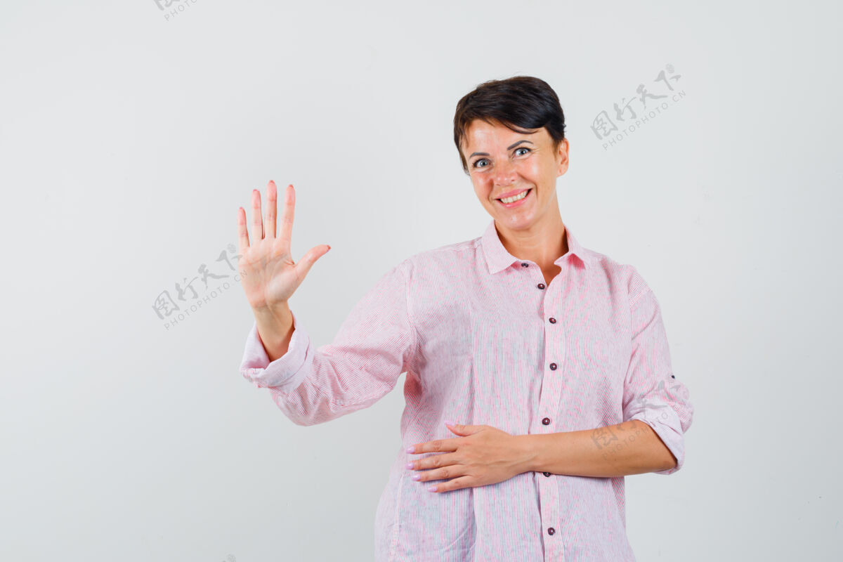 面罩女性穿着粉色衬衫露出五个手指 看上去很欢快 正面照年轻人保护表演