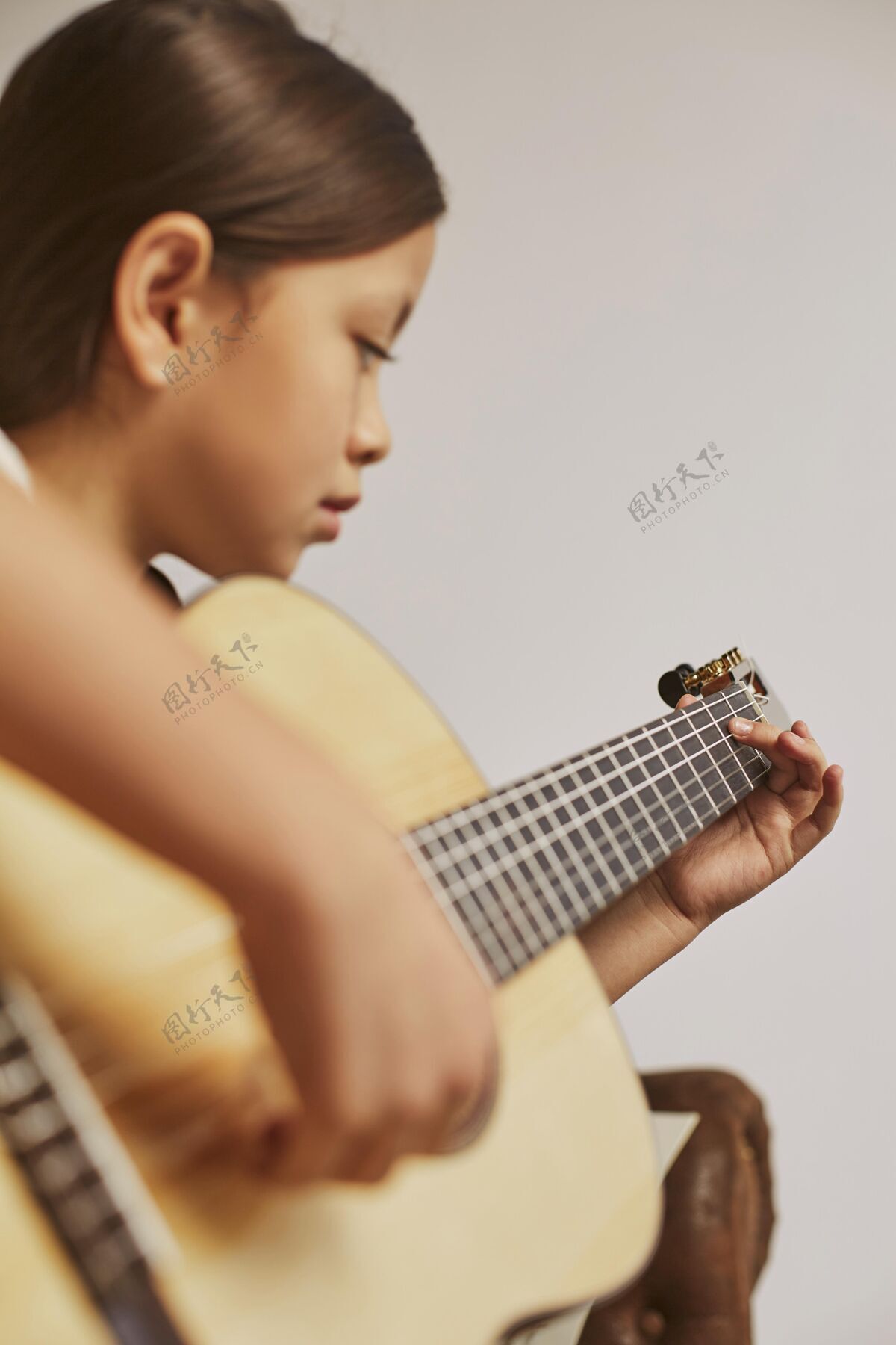 天才小女孩在家学吉他艺术家吉他手艺术