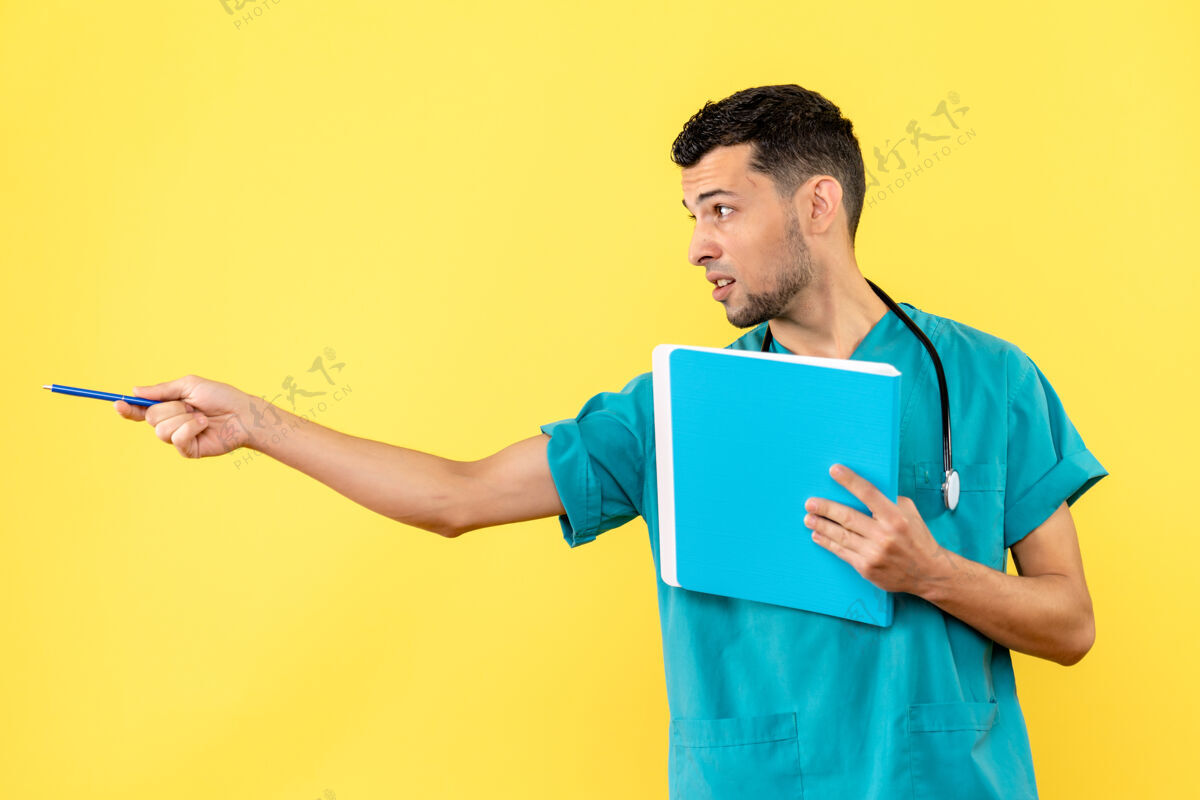 壁板侧视专家把病人冠状病毒检测结果的医生指给侧面人冠状病毒男