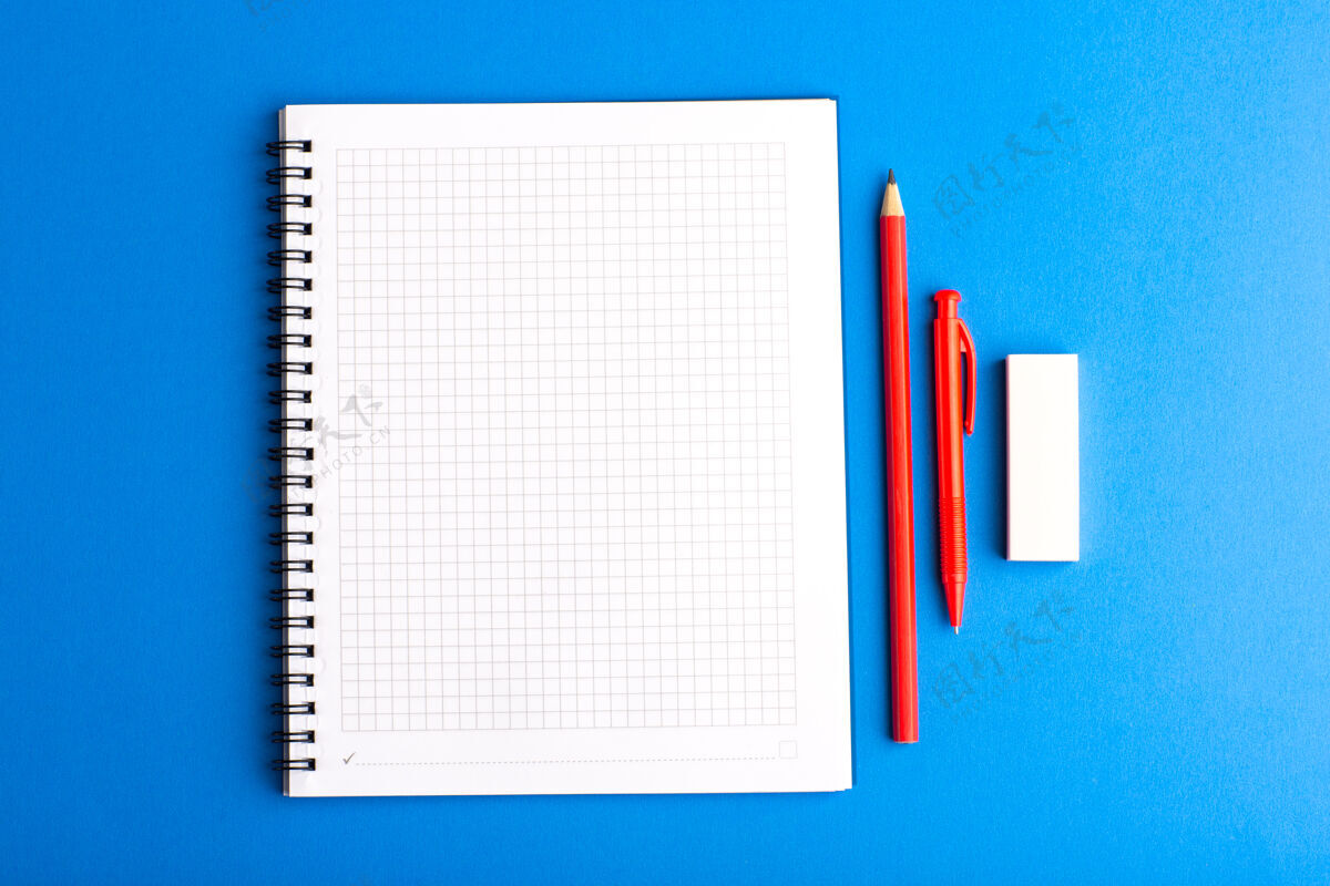 学校前视图打开文案与蓝色表面上的铅笔正面笔记本抄写本