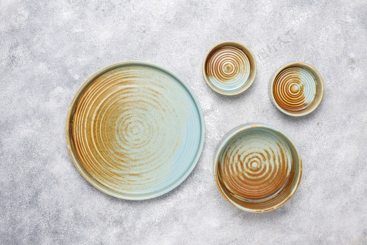 服务不同的陶瓷空盘子和碗菜肴复古现代