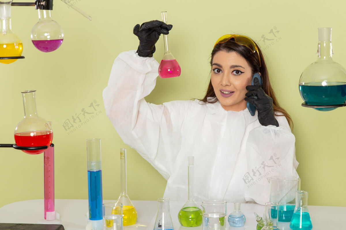 外套前视图穿着特殊防护服的女化学家在浅绿色表面处理溶液特殊医生服装