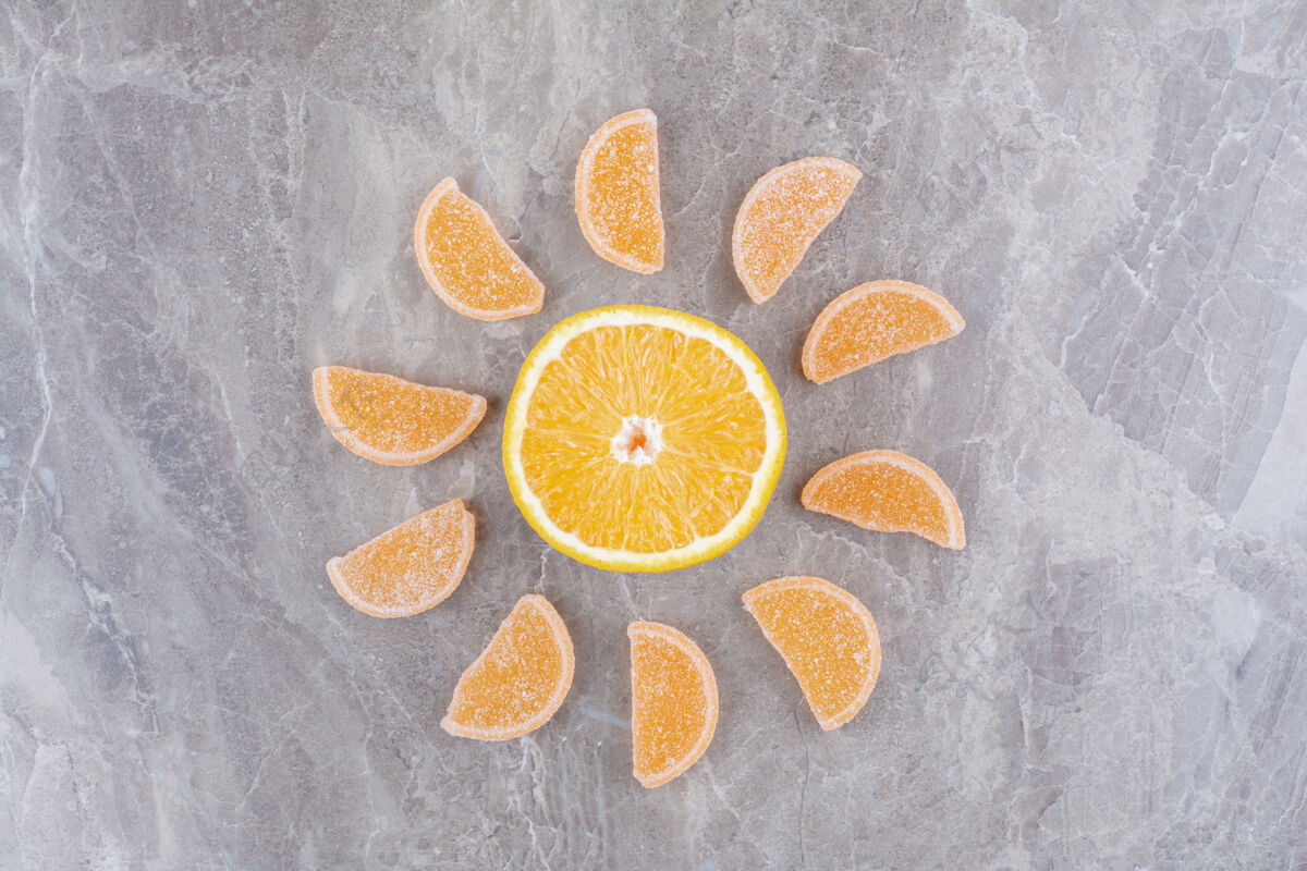 橘子新鲜的橘子片和甜甜的果酱放在大理石背景上美味食物美味