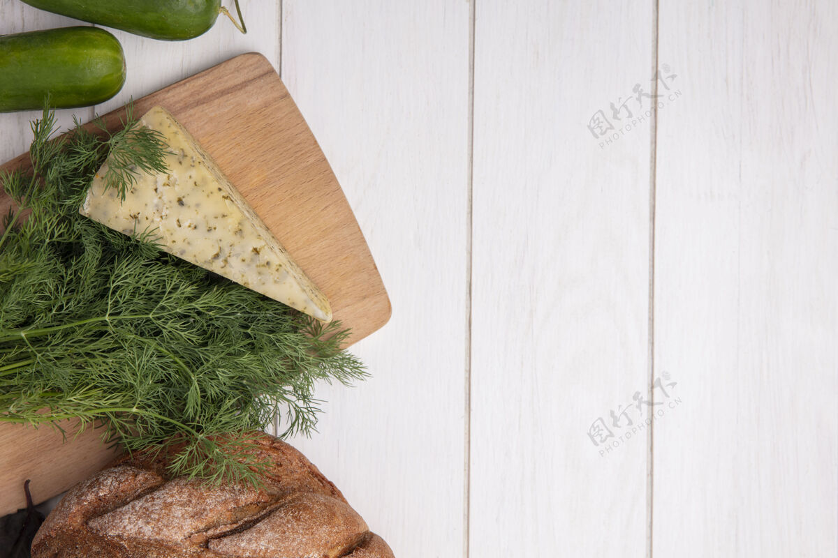 视图顶视图复制空间黄瓜与一条黑面包奶酪和莳萝在白色背景上面包黑复制
