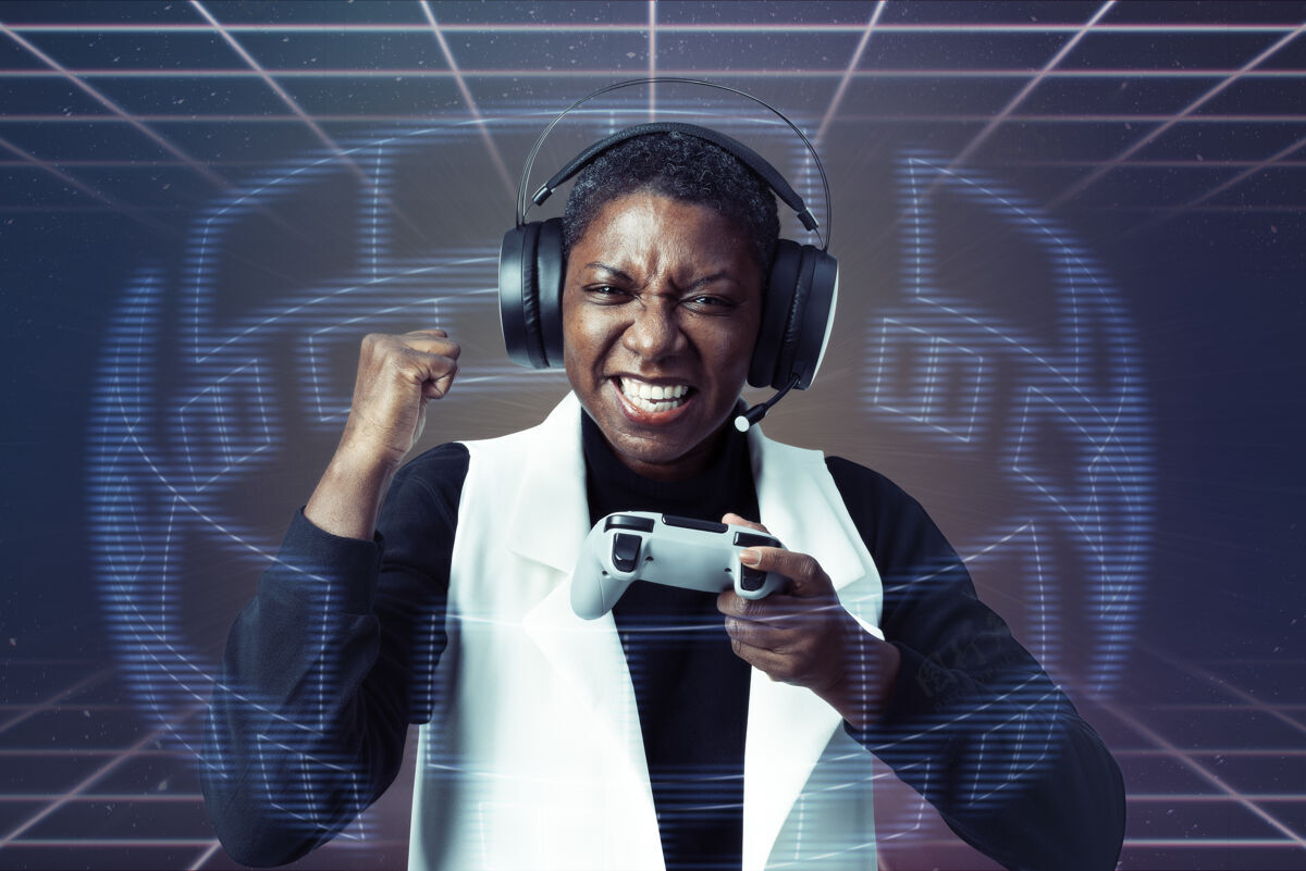 控制台戴着虚拟现实耳机玩电子游戏的女人耳机人类互动