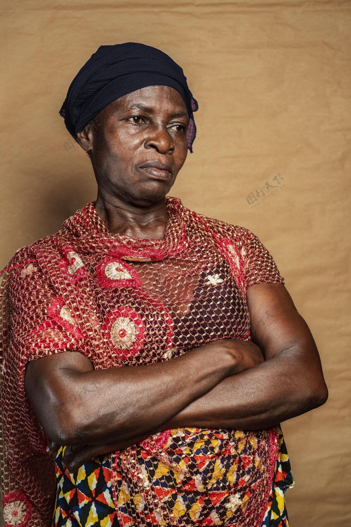 部落穿着传统服装的非洲老妇人美丽非洲服饰
