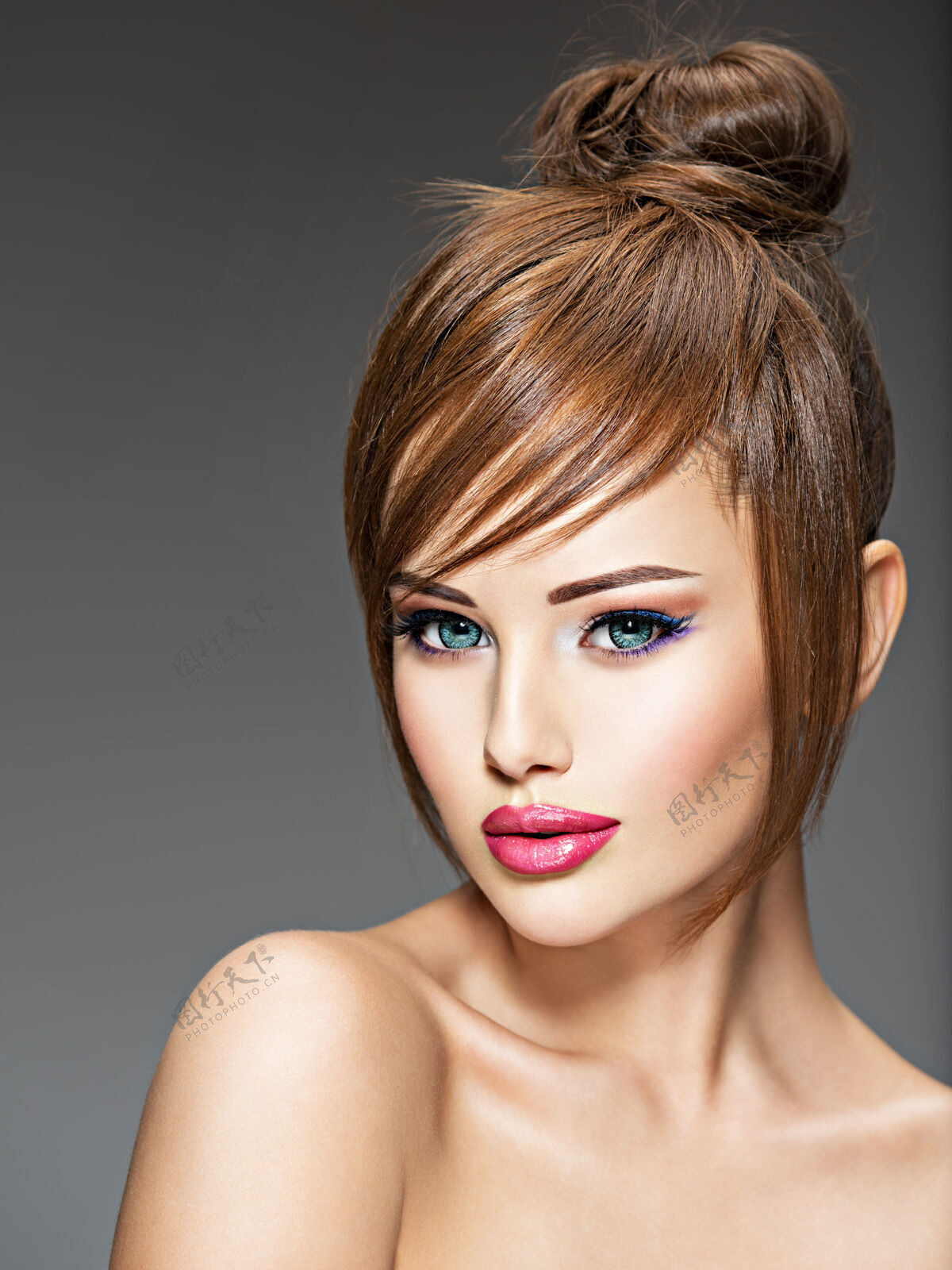 性感美丽的红发女孩 有着漂亮的发型一个性感的年轻女子的肖像 一双蓝色的大眼睛时尚模特的姿势软焦点流苏红发