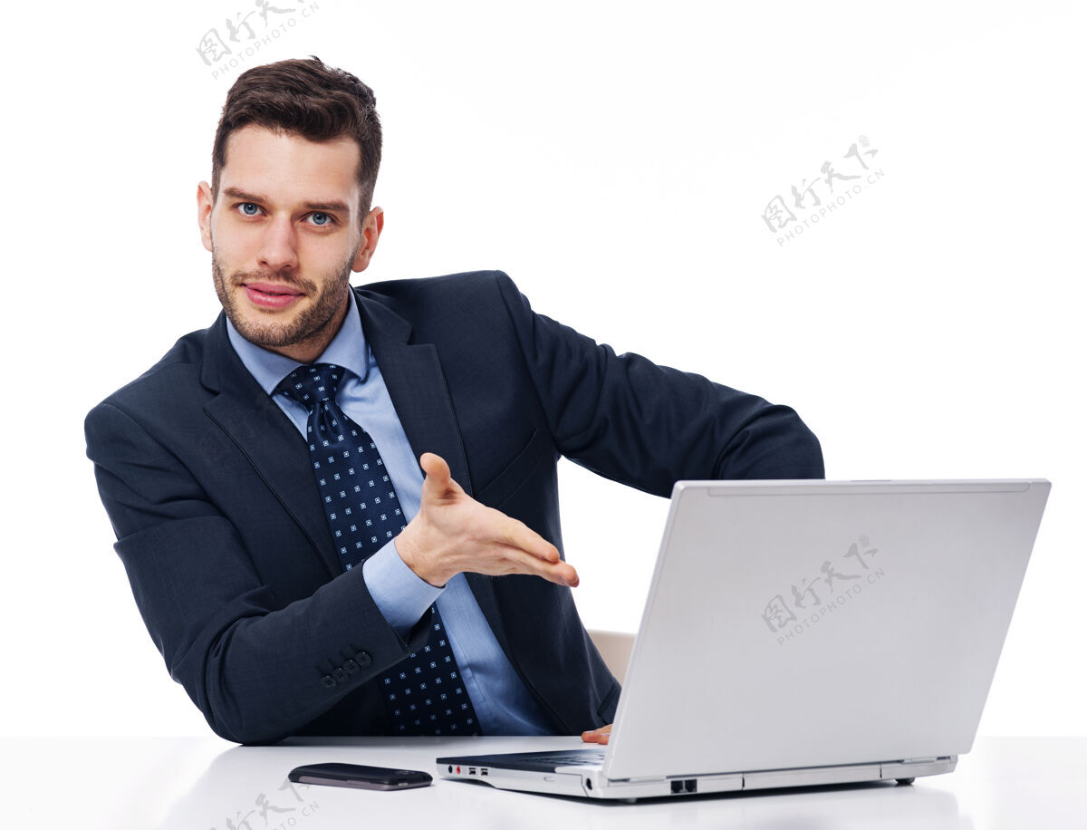 商务人士微笑的商人出现在笔记本电脑上人科技自信