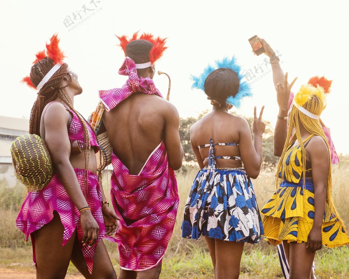传统非洲狂欢节上一群穿着盛装的朋友一起年轻漂亮