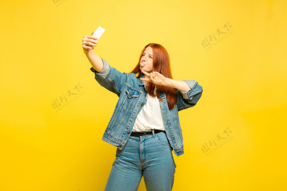 博客更容易成为追随者自拍需要最少的衣服黄色背景上的白人女性肖像漂亮的女性红发模特人类情感的概念 面部表情 销售 广告人表情市场营销