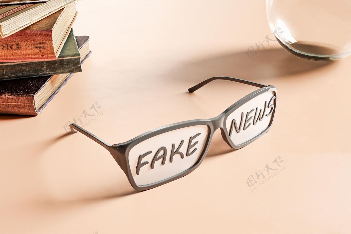 信息高角度的眼镜放在桌子上假新闻报告假广播