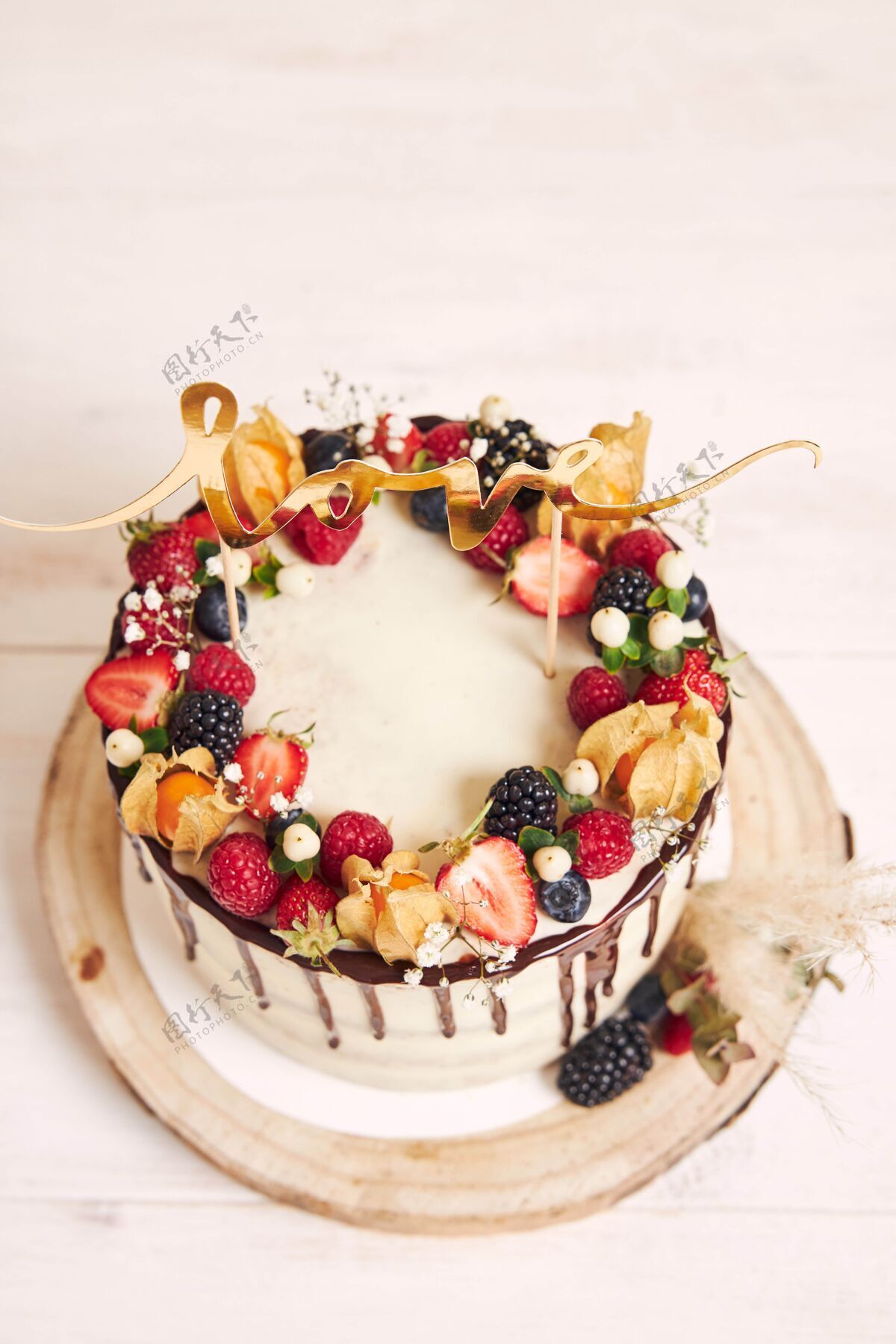 甜点美丽的婚礼蛋糕与水果 巧克力滴和情书盘子顶级浪漫