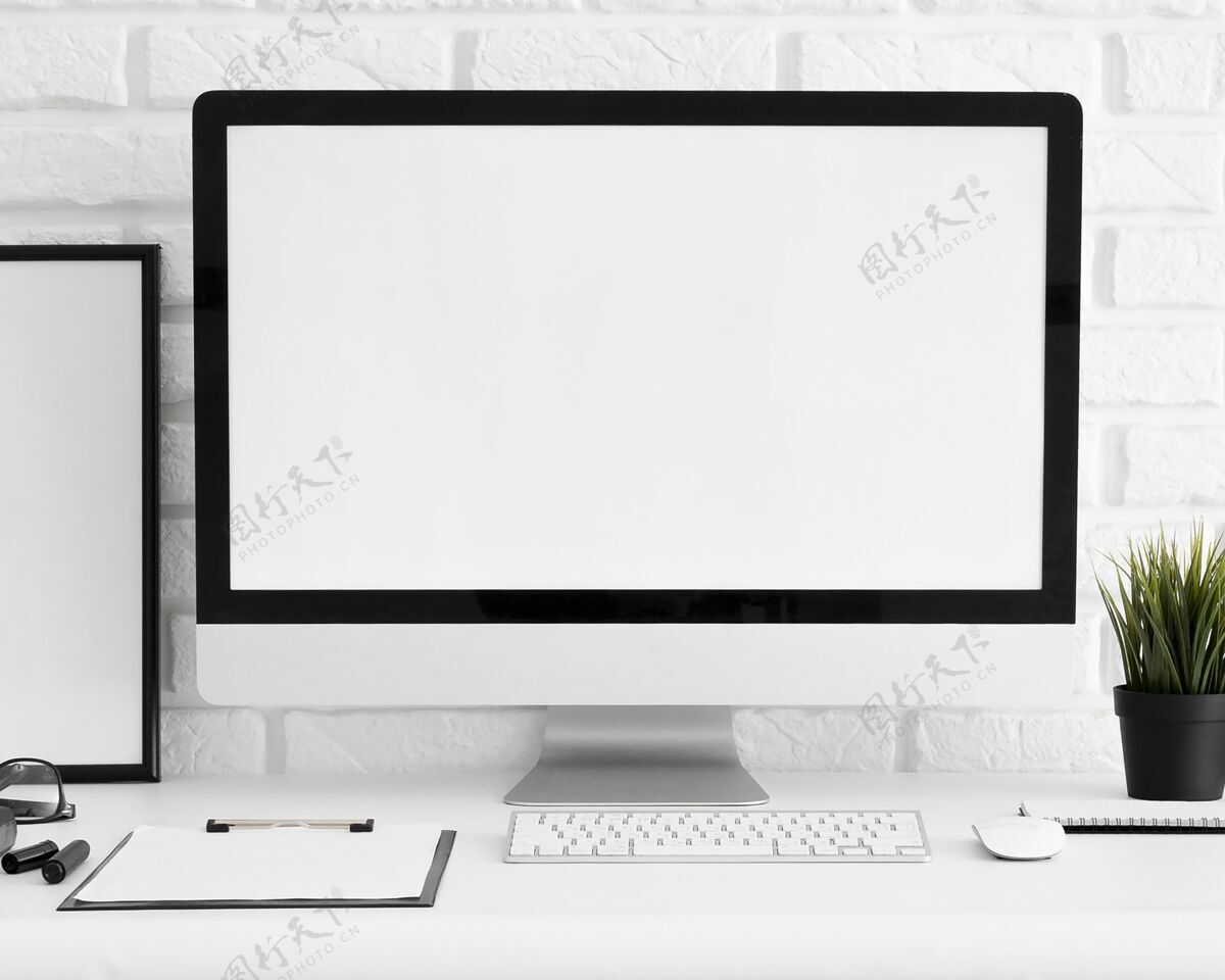 办公桌带键盘和剪贴板的办公室工作区电脑屏幕的前视图专业工作场所个人电脑