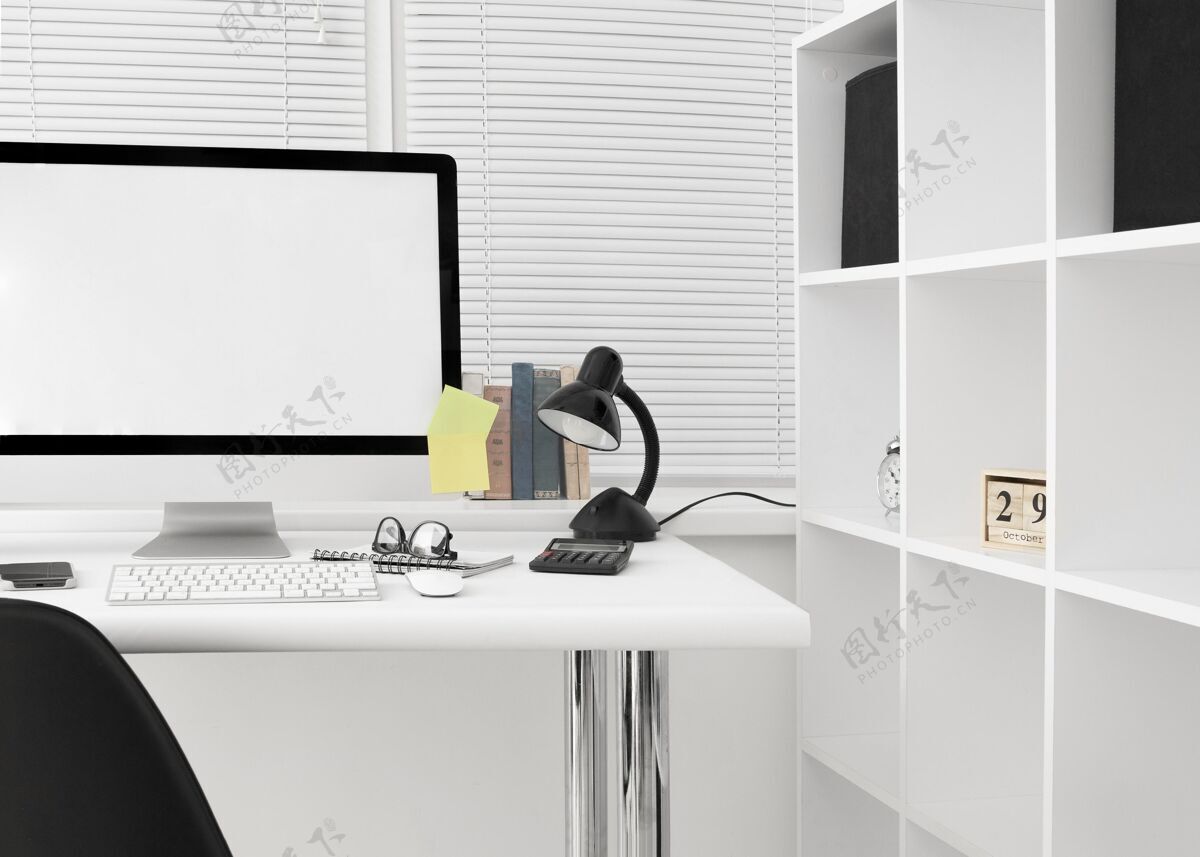 办公室带电脑屏幕和台灯的工作区前视图办公桌办公室水平