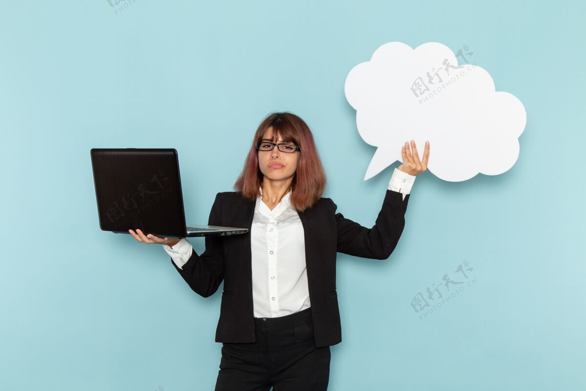 工人正面图蓝色表面上手持白色大标牌和笔记本电脑的女上班族大控股女性