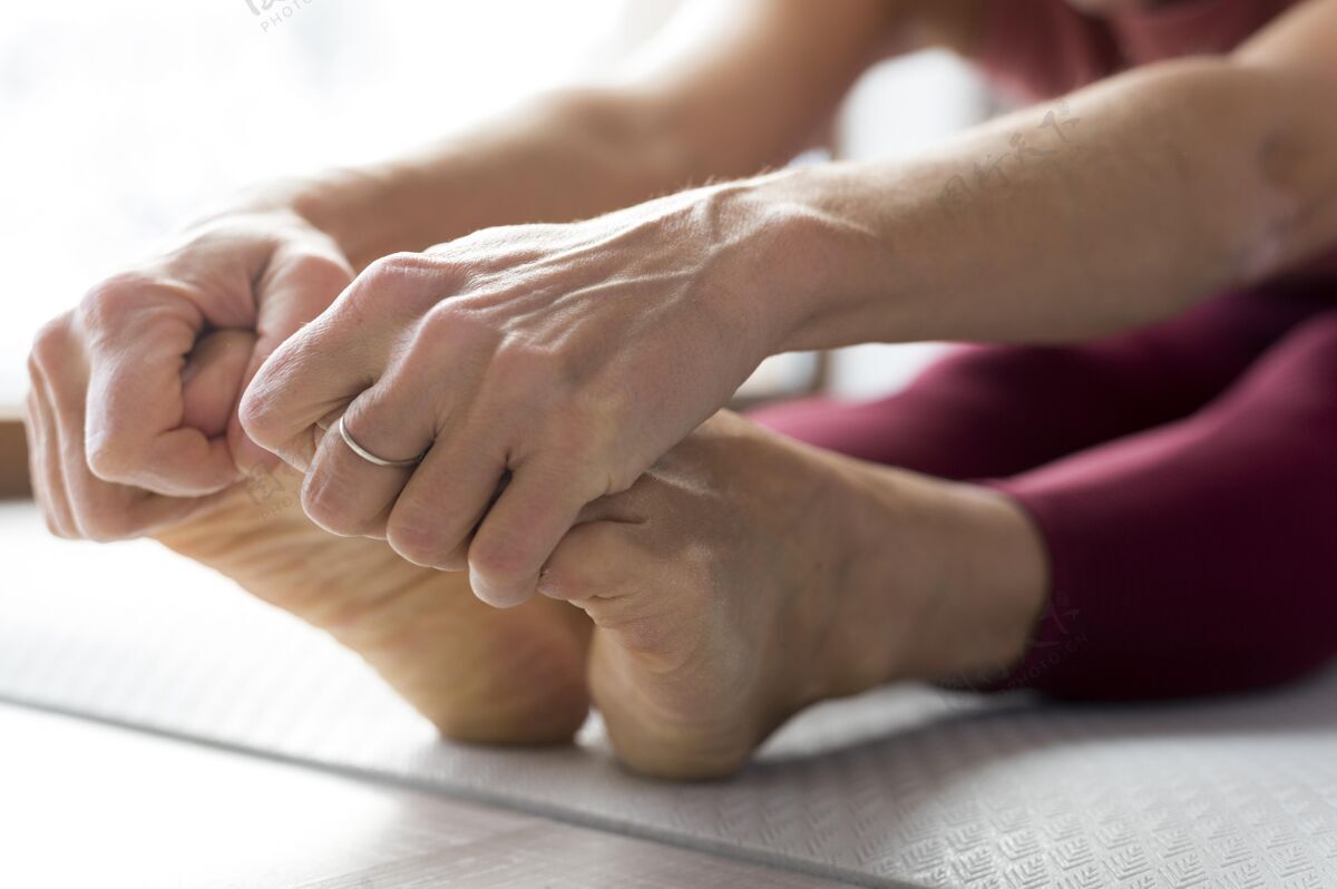 运动闭上腿和手做伸展运动健康健康成熟