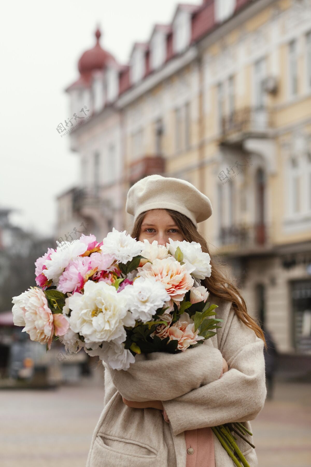 花在春天 优雅的女人在户外捧着一束鲜花户外女人花束