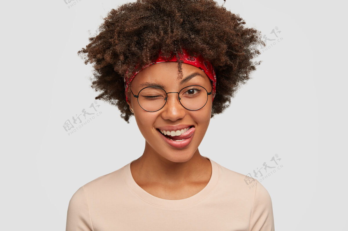 照片室内快乐黑人女孩摄影棚拍摄个人毛衣鬼脸