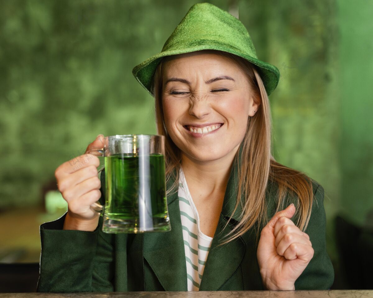 活动戴帽子的笑脸女人用酒庆祝圣帕特里克节女性场合绿色