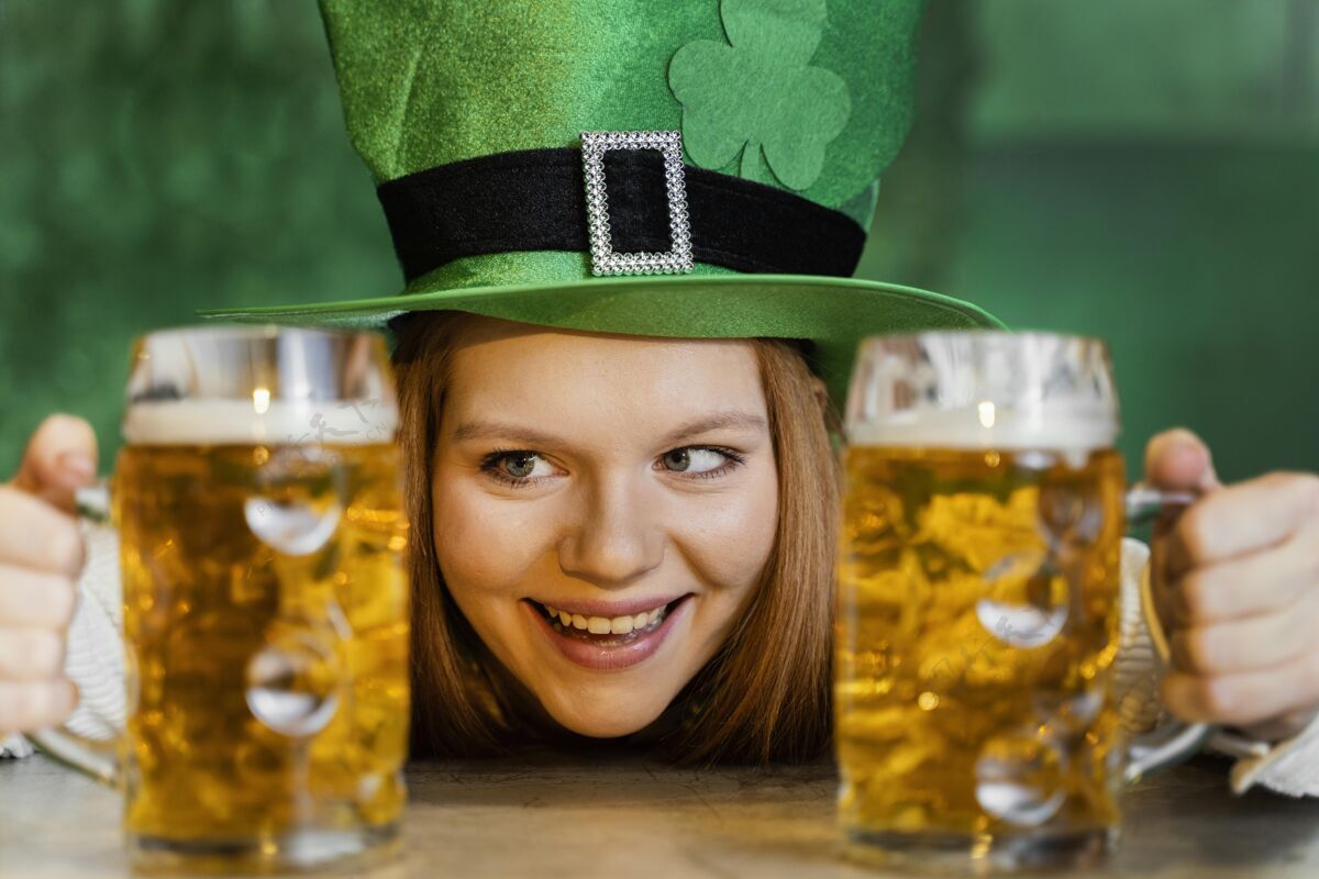 女性笑脸女人在酒吧喝饮料庆祝圣帕特里克节活动酒吧帽子