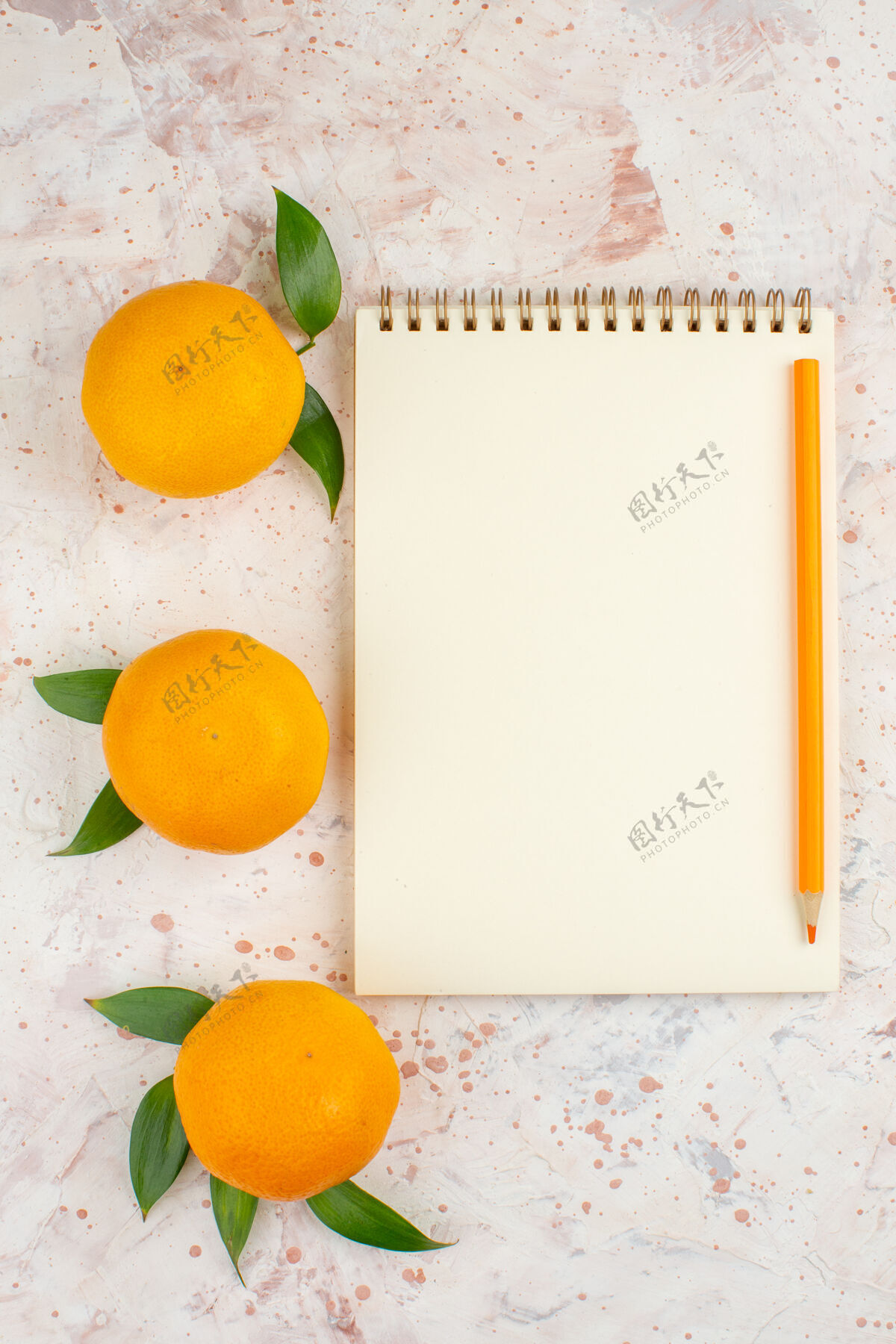 铅笔顶视图新鲜的橘子笔记本橙色铅笔在明亮的孤立表面新鲜柑橘顶部多汁