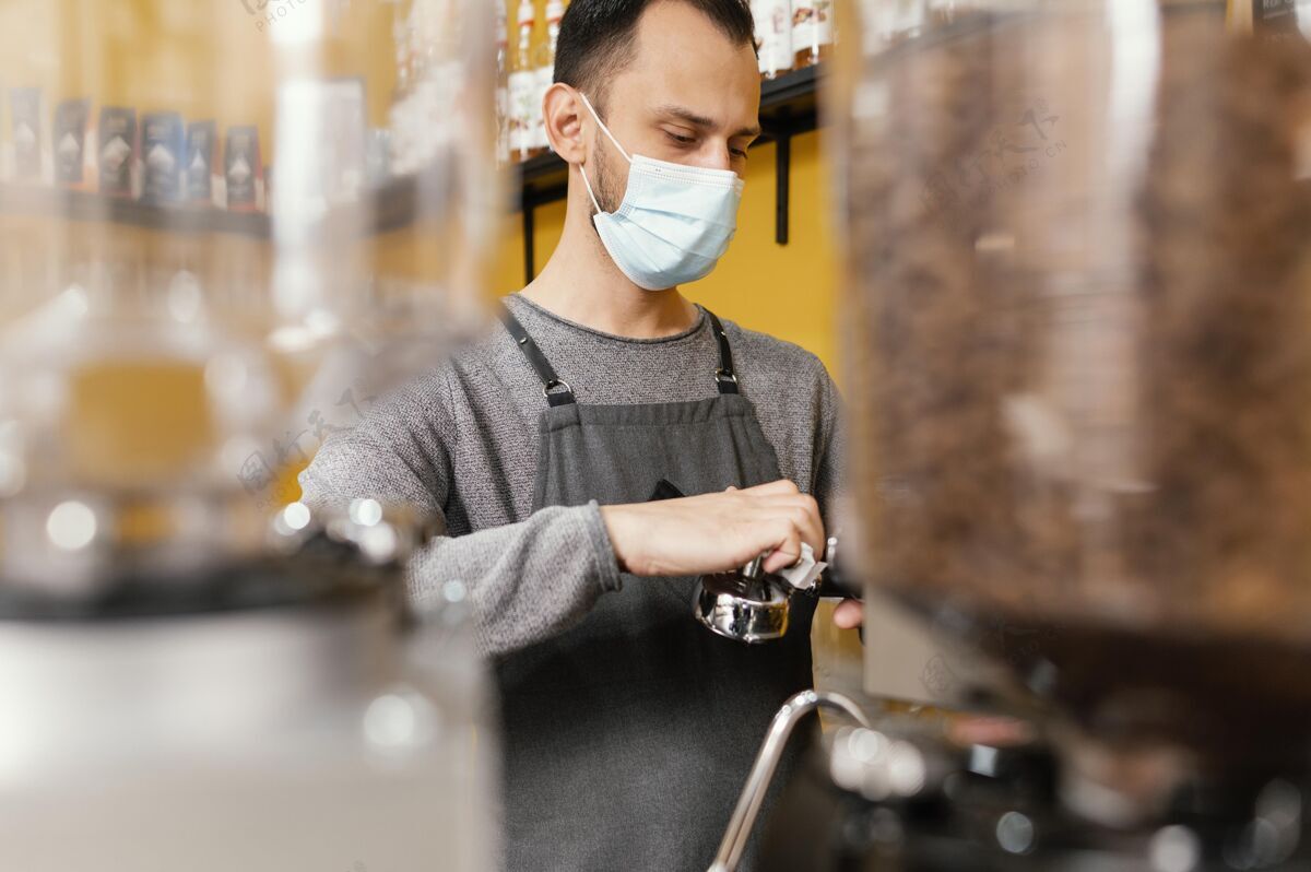 专业男咖啡师专业清洗咖啡机咖啡馆服务员职业