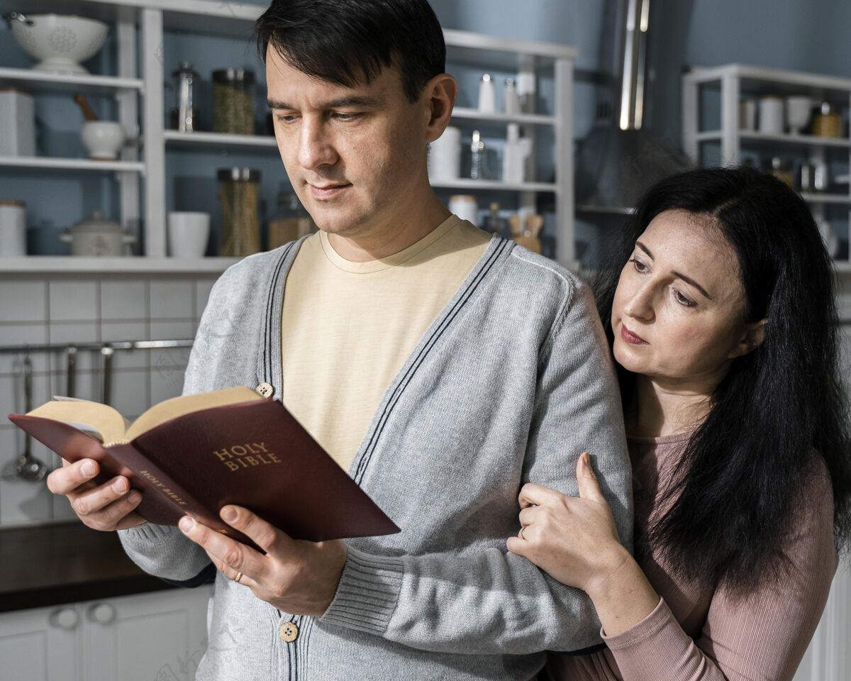 女人男人和女人在厨房里读圣经横向信仰神学