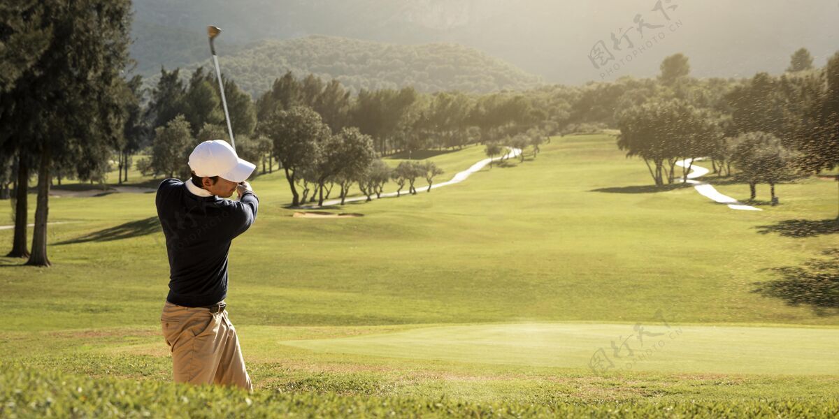 游戏打高尔夫球的人的侧视图运动玩户外