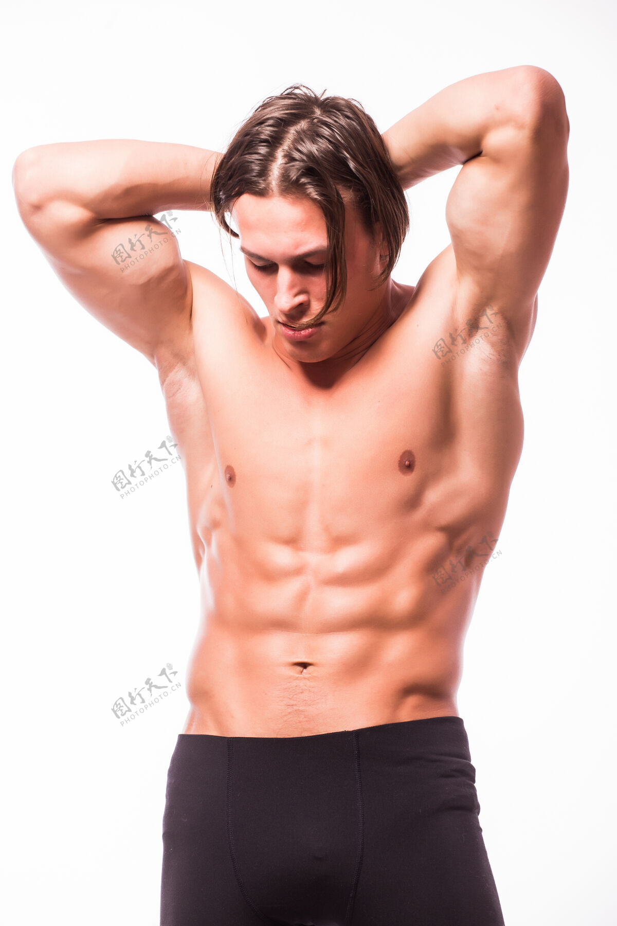 男人强壮的运动员在白色墙壁上伸展躯干身体运动裸体