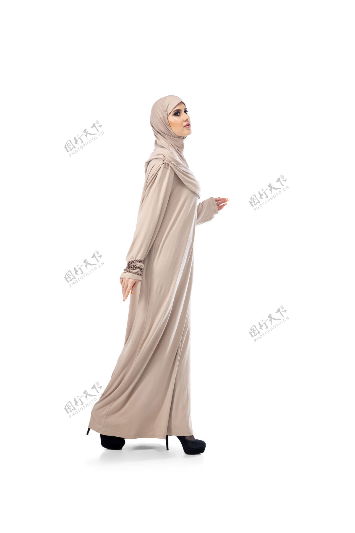 穆斯林粉彩美丽的阿拉伯女人摆出时尚的头巾孤立时尚 美丽 风格的概念女性模特与时尚的化妆 美甲和配件欢乐时尚化妆