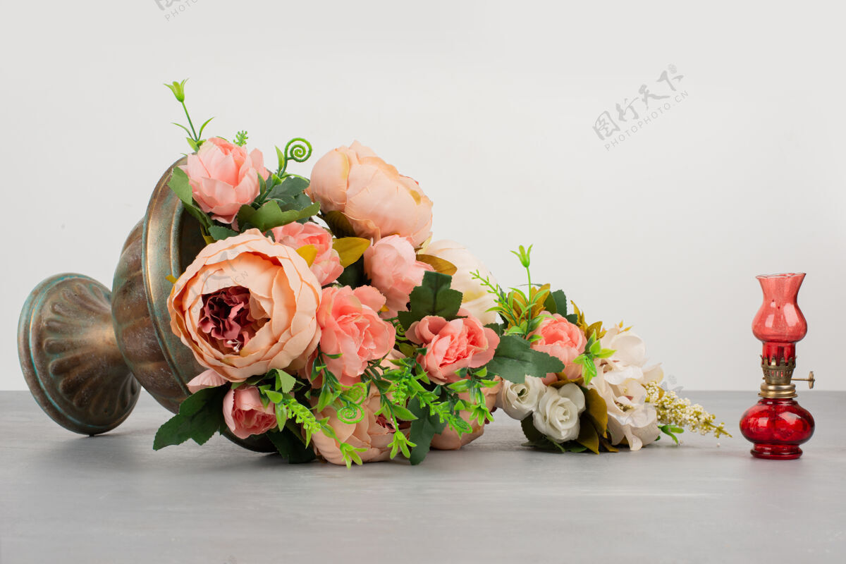 彩色花瓶里有美丽的粉红色和白色的花装饰玫瑰灌木