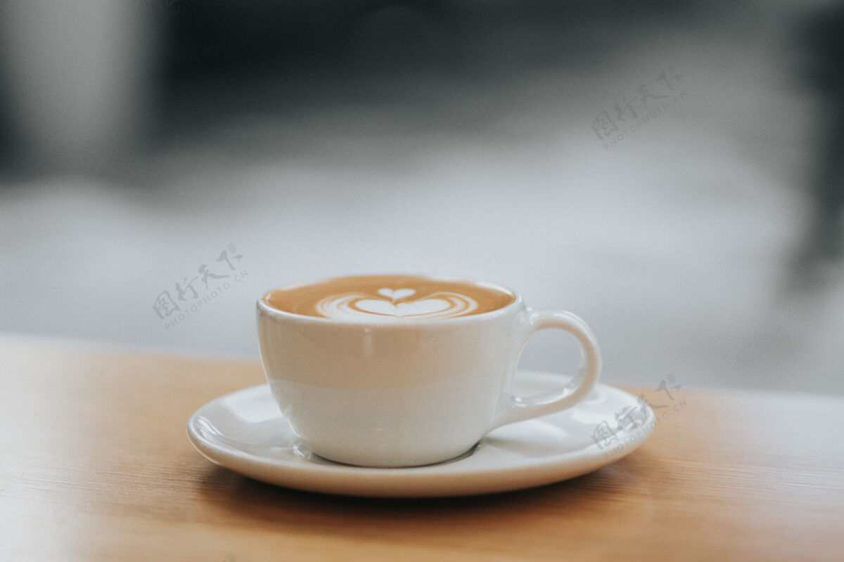 卡布奇诺桌上有一杯咖啡咖啡杯子咖啡