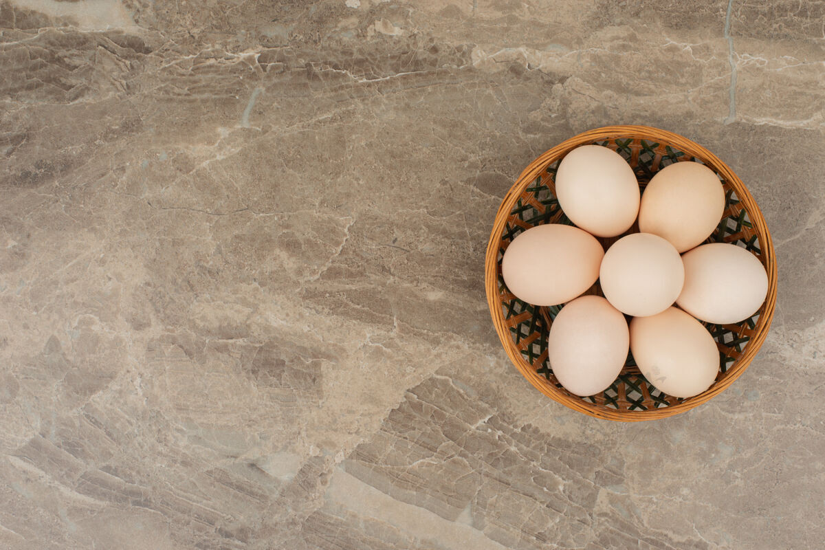 健康柳条篮子里有几个白鸡蛋新鲜食品天然