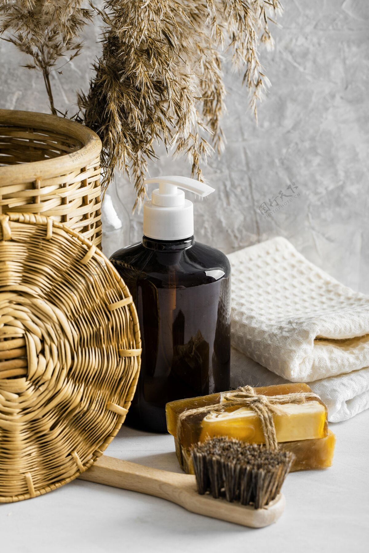 篮子带肥皂和刷子的环保清洁产品正面图清洁项目自然