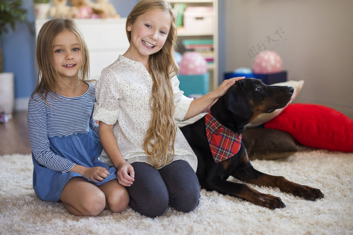 地毯两个女孩和他们心爱的宠物合影爱地毯卧室