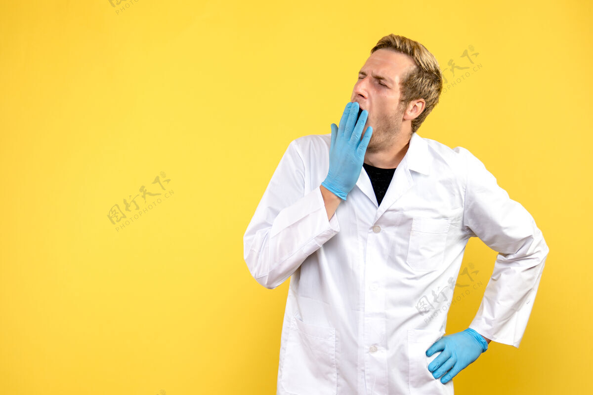 商人正面图黄色背景上打哈欠的男医生医学人类大流行病毒微笑人行政人员