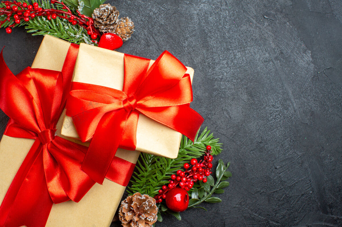 右上图：在黑暗的背景下 右侧有美丽的礼物 蝴蝶结状的缎带和杉木树枝装饰配件 可以看到圣诞节的气氛冷杉壁板圣诞节