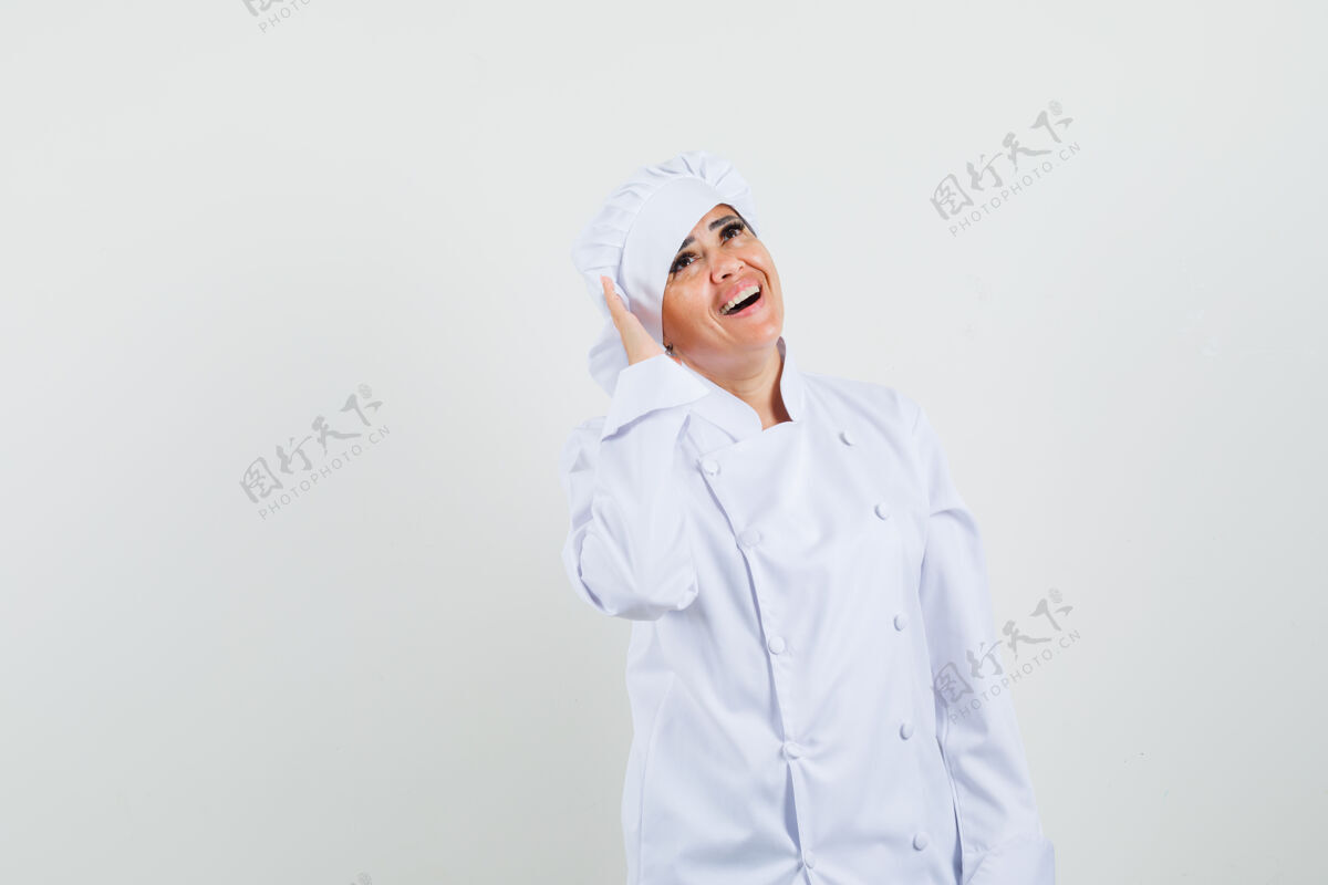 举行穿着白色制服的女厨师手拉手靠近耳朵 看上去很快乐美食帽子餐厅