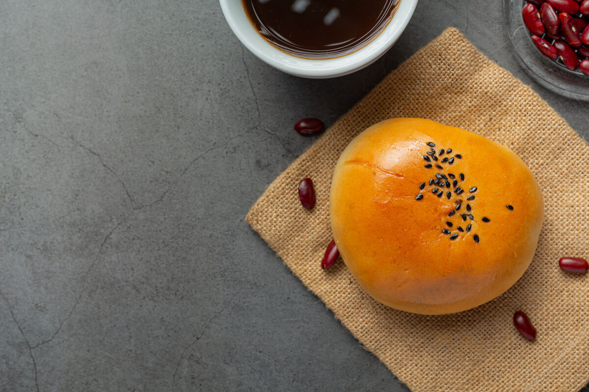 食用烤红豆沙包放在棕色布料上 配咖啡健康菜单选择