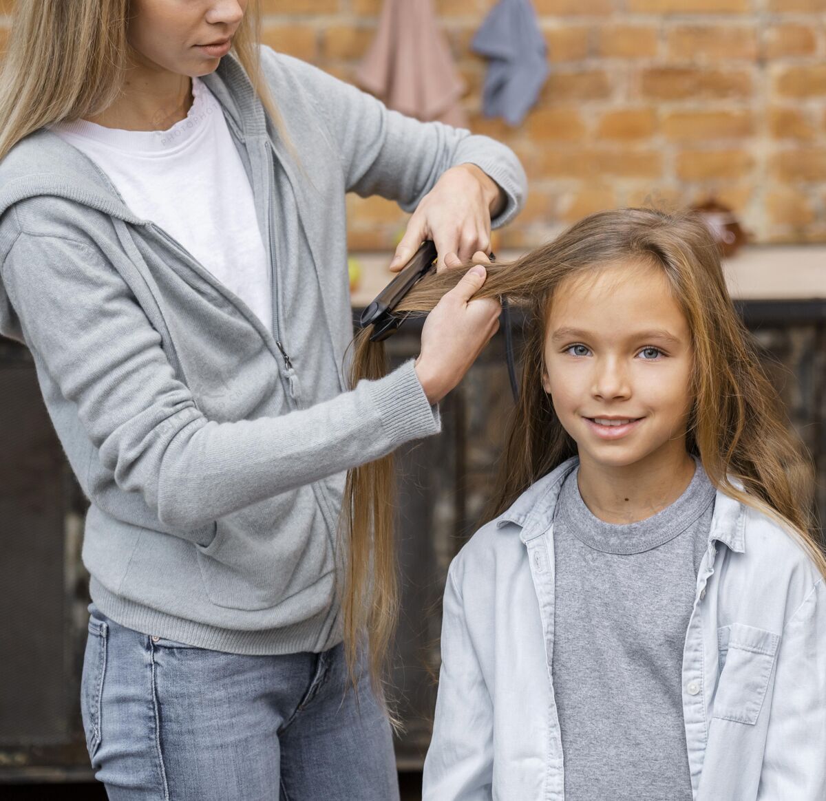 发型师小女孩正在理发师那里理头发修身师女人发型师
