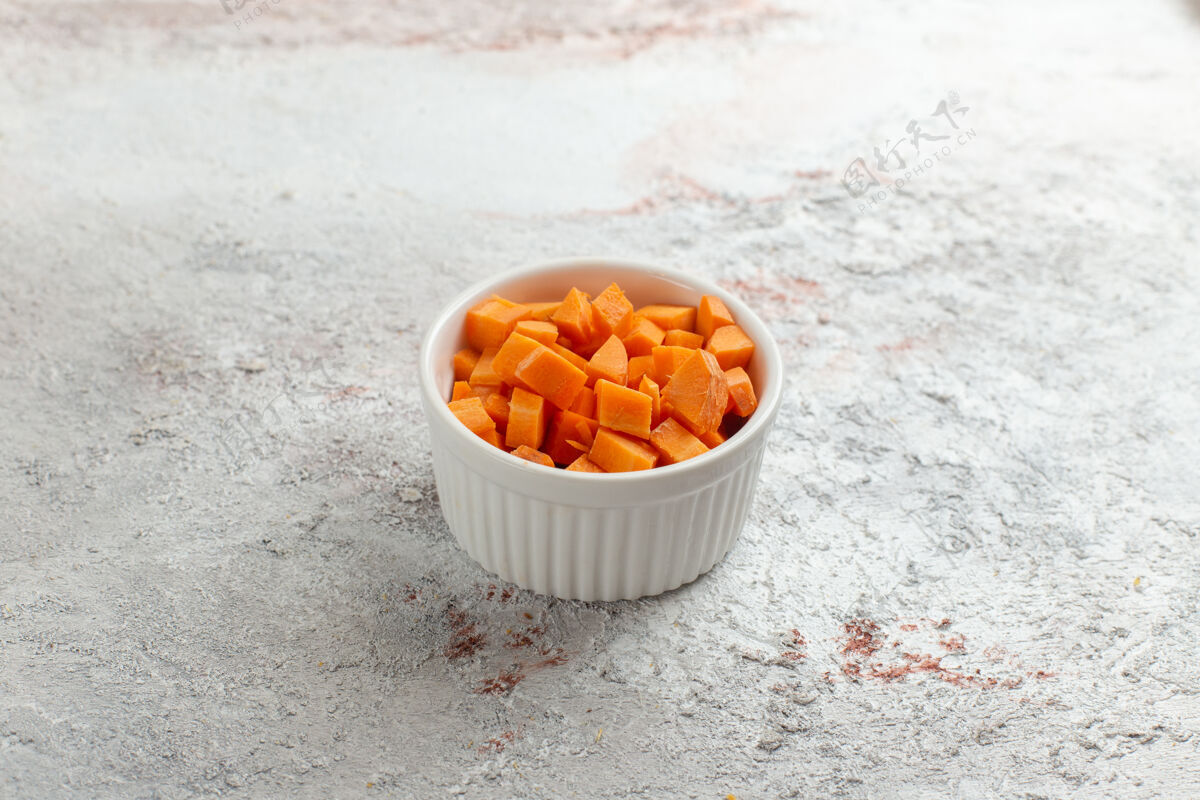 内前视图切碎的橘子蔬菜在白色表面的小锅里柑橘前锅
