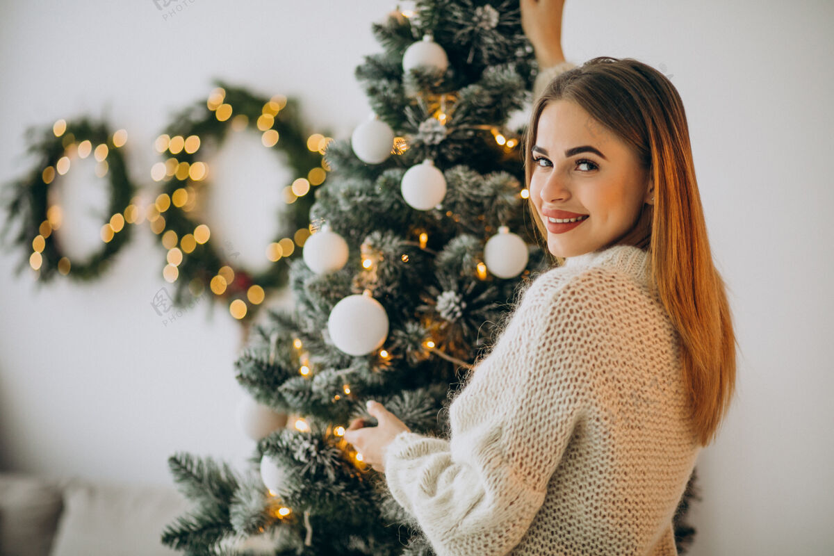 快乐装饰圣诞树的年轻女人积极盒子女人