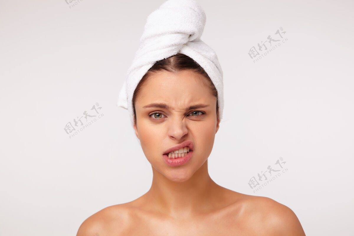女性摄影棚照片美丽的年轻黑发女性没有化妆扭曲她的嘴和鬼脸 而在白色背景下摆姿势淋浴后拼图站立裸体