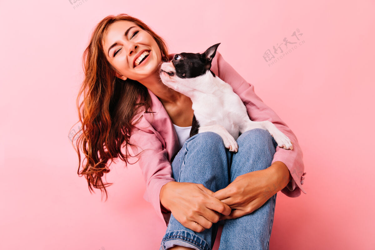 小狗笑容可掬的女人坐在地板上 狗跪在她的膝盖上室内肖像画 可爱的女士和小狗在粉彩上合影寒冷有趣情感