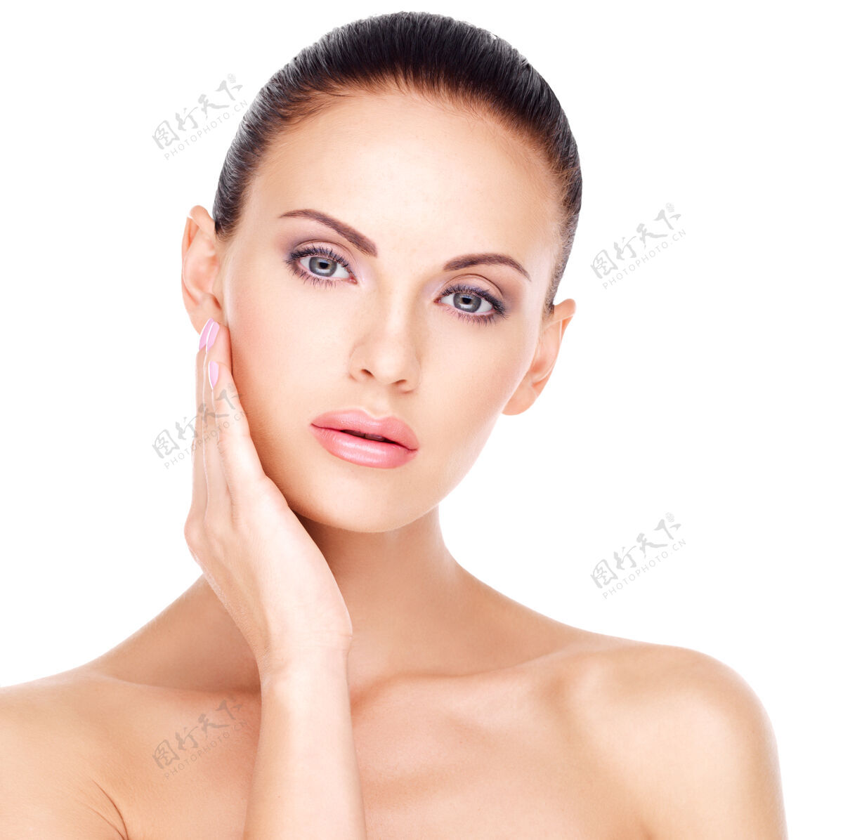 皮肤护理美丽健康的年轻白皙女人的脸 皮肤清新-隔离在白色触摸成人干净
